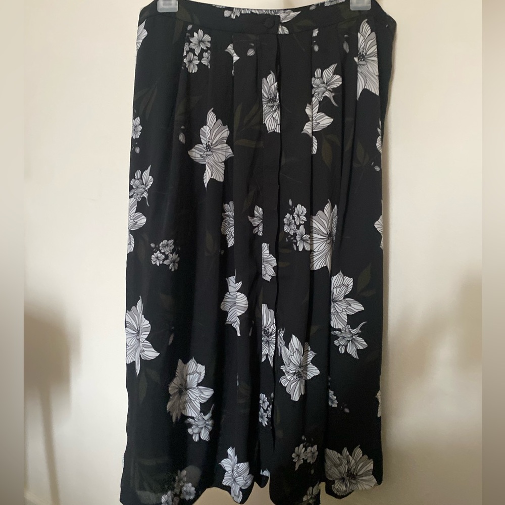 Banana Republic black with white flowers pleated skirt